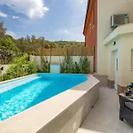 Vikendica Stunning Home In Miholascica